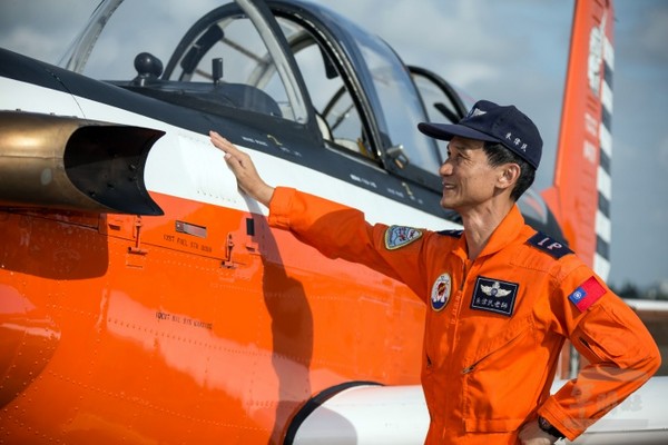 空军有个「插管朱」 专治快淘汰飞行学员 | ET