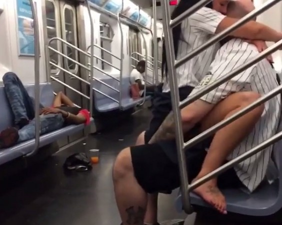 ▲洋基球迷在地鐵上做愛。（圖／翻攝自subwaycreatures Instagram）