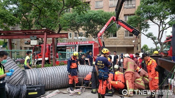 ▲樹林一名工人疑似因土石坍方，遭埋受困7米深汙水地下道。（圖／記者林煒傑翻攝）