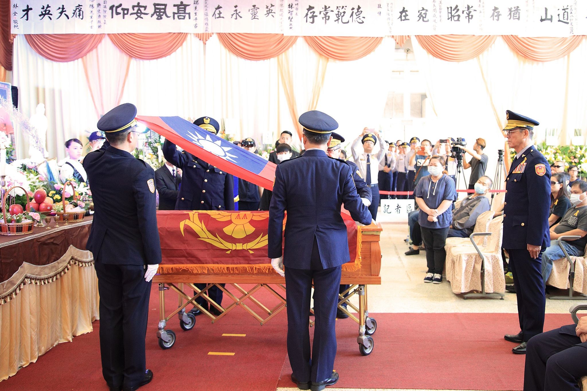 警政署长陈国恩出席国道警察陈启瑞的告别式.