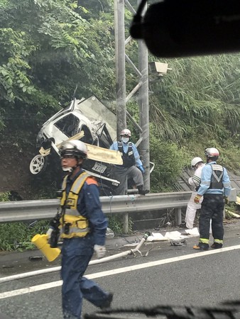 ▲▼日本21歲男子駕駛AE86行經群馬縣關越高速公路，不慎打滑自撞山壁亡。（圖／翻攝自@kazuha3910、@voc_cubase推特）