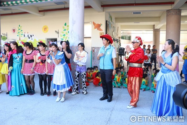 花蓮市立幼兒園的開學日，魏嘉賢市長到場觀禮為新生們掛上祝福的花圈。（圖／花蓮市公所提供）