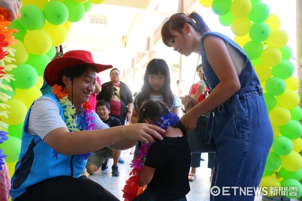 花蓮市立幼兒園的開學日，魏嘉賢市長到場觀禮為新生們掛上祝福的花圈。（圖／花蓮市公所提供）