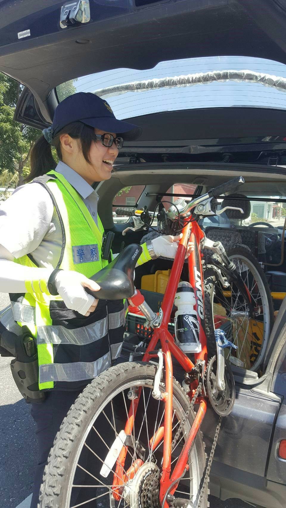 男童單車故障求助，女警一把抓起自行車就放到巡邏車上，「直送」鎮內腳踏車行修復。（圖／台東縣警察局提供）