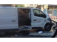 車撞人群開500公尺…巴塞隆納恐攻台母女傷！20歲男照片曝光：被盜