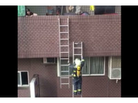 消防員扛7公斤掛梯爬4層樓救女　網讚：真的是英雄！