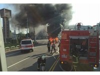 桃園市龜山區「火燒車」意外  小貨車與一機車全毀