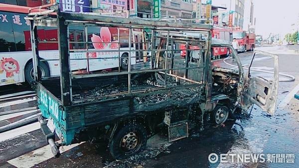 ▲桃園市龜山區「火燒車」意外，小貨車與一機車全毀。（圖／消防局提供）