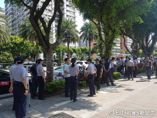 ▲全民拔菜總部20日下午在林口選手村附近陳抗，引起警方高度關注。（圖／記者林煒傑攝）