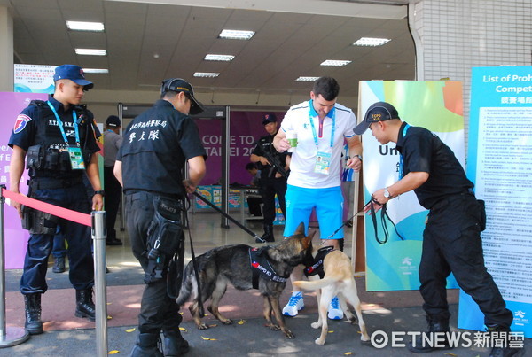 ▲淡水警方帶著防爆犬在世大運舉重場館內、外進行安全檢查。（圖／記者林煒傑翻攝）