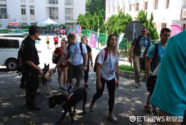 ▲淡水警方帶著防爆犬在世大運舉重場館內、外進行安全檢查。（圖／記者林煒傑翻攝）