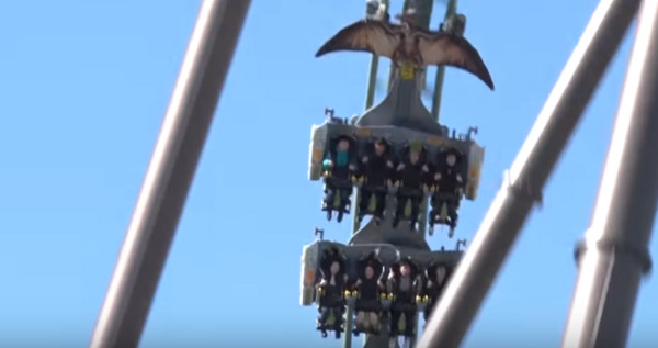 快讯\/幼童闯禁区!大阪环球影城「飞天翼龙」急