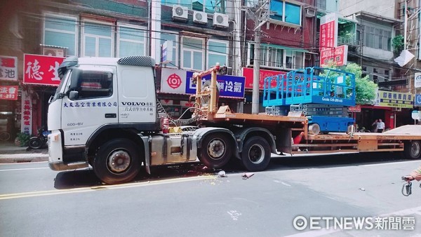 ▲中和一名婦人遭聯結車撞擊受困車底，失去生命跡象送醫。（圖／記者林煒傑翻攝）