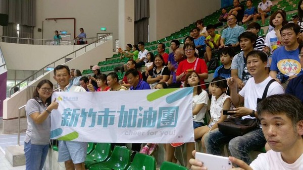 ▲新竹市加油團早早到場為台灣男籃隊加油打氣，希望台灣隊能成功擊敗對手塞爾維亞。