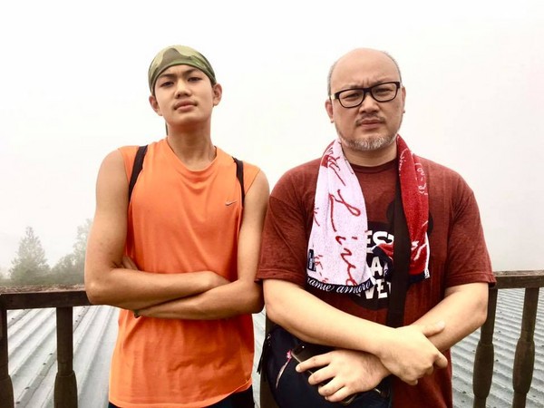 刘亮佐14岁帅儿出道!赵小侨「妈妈兼助理」贴心黏tt