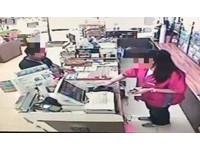 拿玩具槍搶超商..下一秒遭26歲女店員奪槍喝斥！　匪嚇傻驚逃
