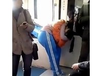 90後情侶北京地鐵激吻　怪奇體位讓人咋舌