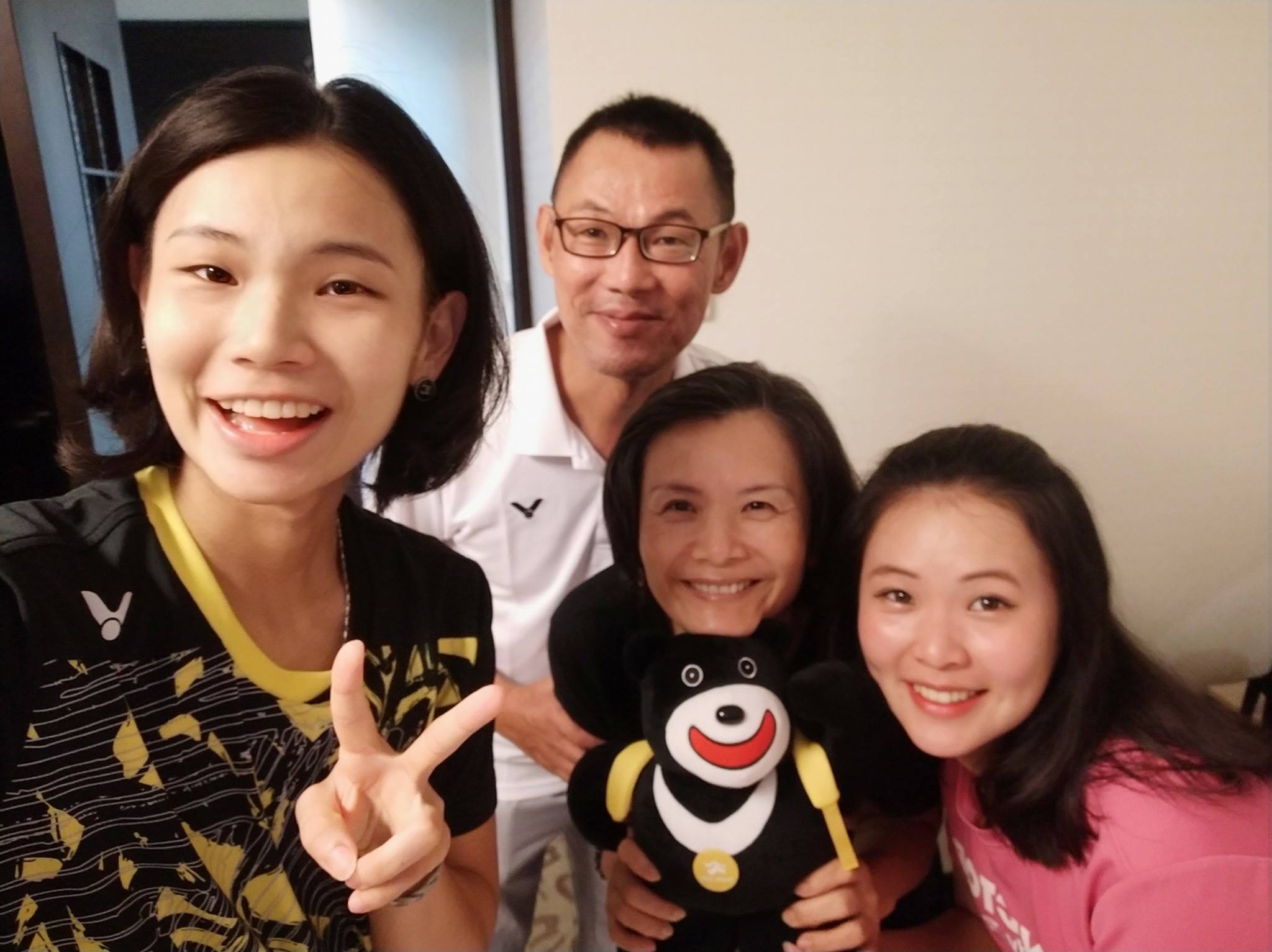 戴资颖在脸书发文,贴出和父亲戴楠凯,母亲胡蓉和姊姊戴靖洁的合照