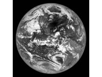 LRO「回眸」拍美國日全蝕　從月球看日全蝕現象的地球