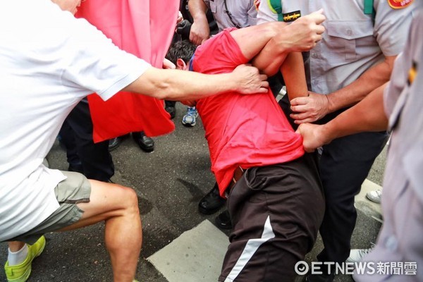 ▲▼台北世大運閉幕式,抗議人士被帶走。（圖／記者林世文攝）