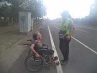 安養中心奶奶太想家...　偷偷推著輪椅溜出去卻在街上徘徊