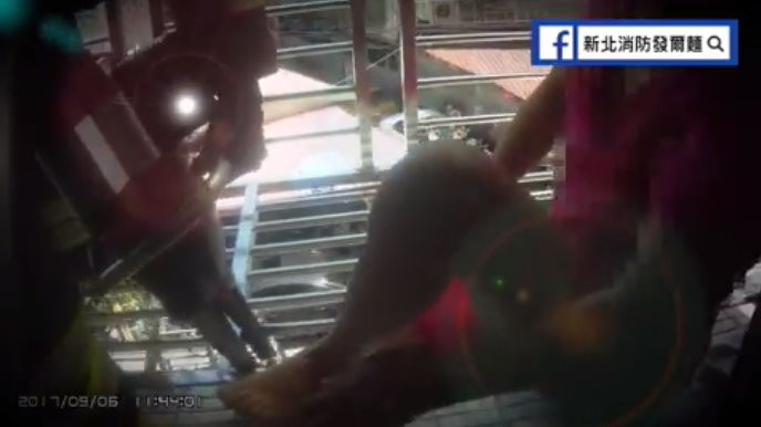 新北市三重區一名婦人的腳不慎卡在鐵窗，動彈不得，她獲救後不斷感謝消防員，「啊要多少全（錢）」。（圖／翻攝「新北消防發爾麵」臉書粉專）