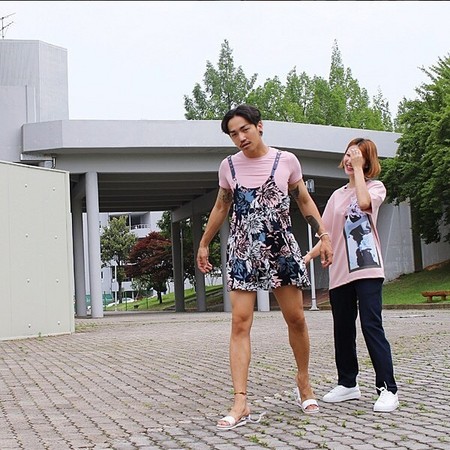 这对夫妻一般会先放上一张合影,再po出两人互穿对方衣服的照片.
