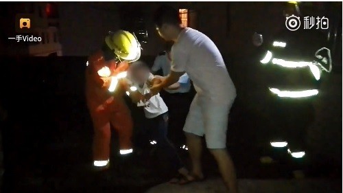 ▲▼ 廣東惠州一名12歲男孩沉迷於網路遊戲,被哥哥搶手機,一氣之下揚言跳樓。(圖/翻攝《梨視頻》)