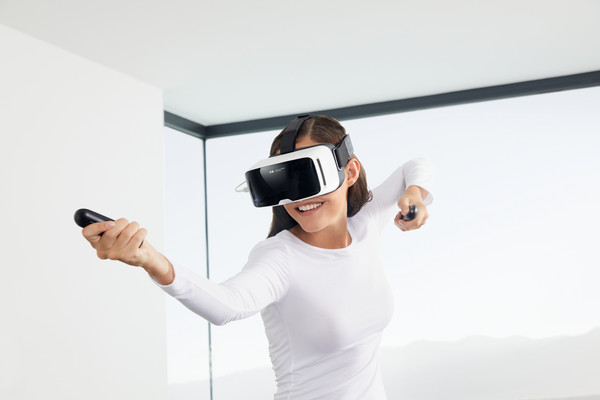 手机变身电脑VR头盔省一波！蔡司推VR One Connect装置