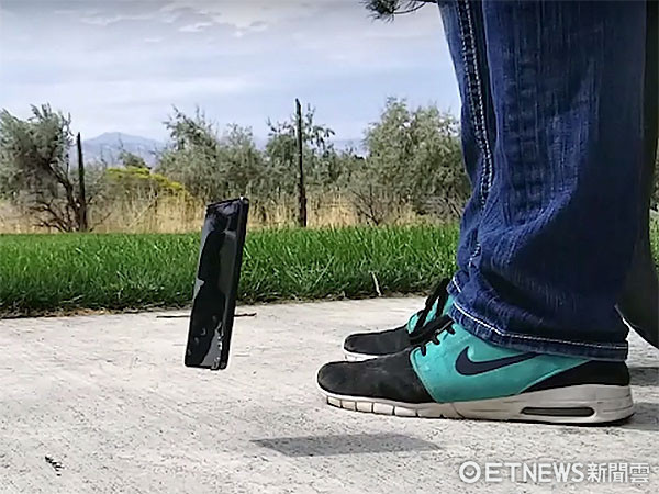 Essential Phone很难修？要摔坏其实也不容易