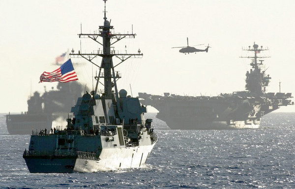 ▲▼美國海軍環太平洋演習中的神盾艦（鍾雲號）和尼米茲級核能航母（圖／翻攝自維基百科）