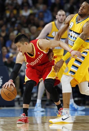 NBA\/林书豪伤右手臂 因太爱打简讯关心队友?