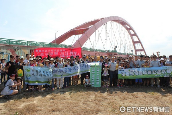 ▲響應國際淨灘日,桃園竹圍漁港單日清理出1582公斤垃圾。(圖/環保局提供)