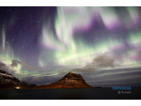 耐心、運氣備齊！冰島教堂山超夢幻「極光」