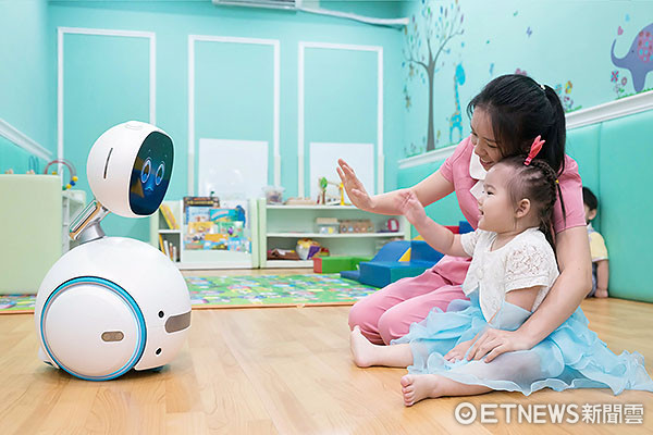 华硕Zenbo机器人前进幼儿园 帮忙点名、提醒吃药