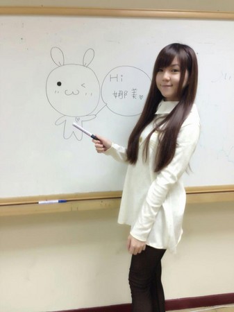 性感小秘书擦柜台露酥胸 8年级娜美的甜美诱惑