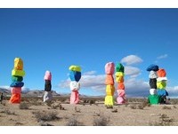 佇立沙漠的七座「彩虹巨石柱」　人類顯得超迷你！