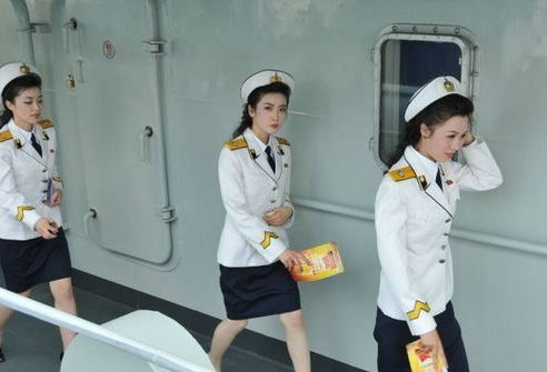 网路热传的「北韩女海军文工团」照片,个个貌美白皙.