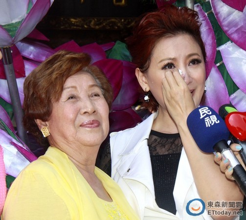 李宣榕美背抢镜 《我是歌手》没空帮杨宗纬加