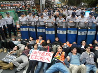 華光社區4度拆除　學生硬闖與警爆衝突