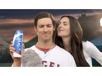 MLB／美女呻吟聞髮！　天使雙雄新廣告引人遐想