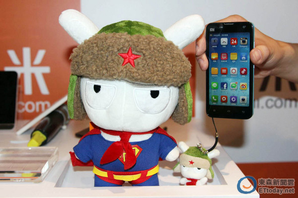 平价机皇来了!小米科技CEO雷军带小米 2S 抵