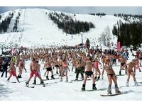 俄羅斯比基尼辣妹滑雪　千人裸身欲創金氏世界記錄