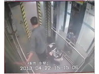 婦深圳地鐵電梯內10秒脫褲大便　夫幫把風全都錄