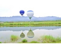 山稜線、湖水相映！花蓮大農大富熱氣球完美升空