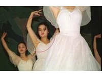 趙薇17年前臃腫照曝光　肥天鵝抬壯臂跳芭蕾