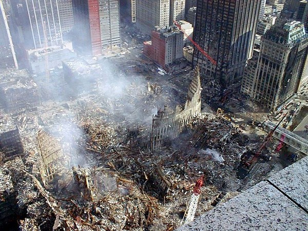 ▼ 2001年9月11日两架被恐布分子劫持的客机,直直冲向世贸双塔,造成数