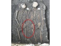 羅馬尼亞「情侶骸骨」手牽手埋葬　自15世紀緊握至今