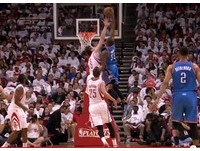 NBA季後賽／雷帝生化人長臂猛扣　7呎艾西克望塵莫及