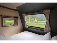 住露營車比五星飯店還舒服！窗外就是梅花湖畔大草坪